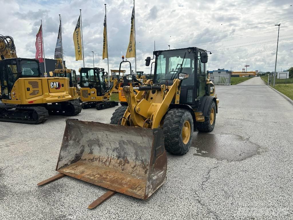 CAT 906 Kolesni nakladalci