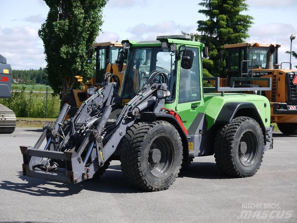 LM Trac 686 Kolesni nakladalci