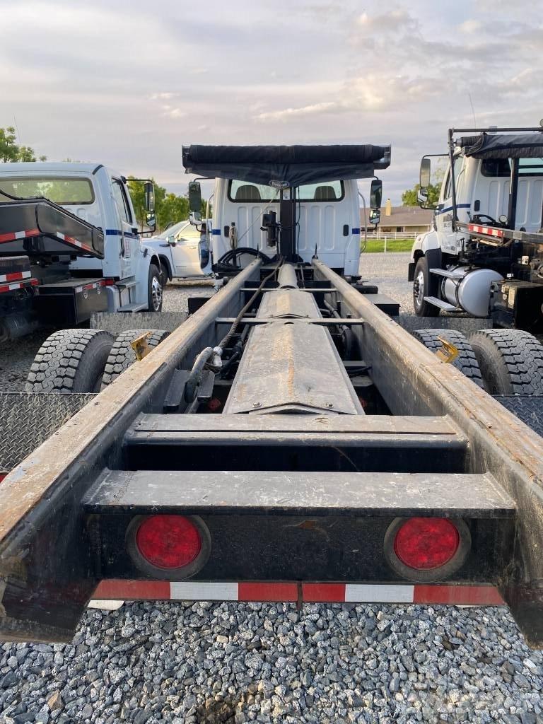 Freightliner CB Razstavljivi tovornjaki z žičnimi dvigali
