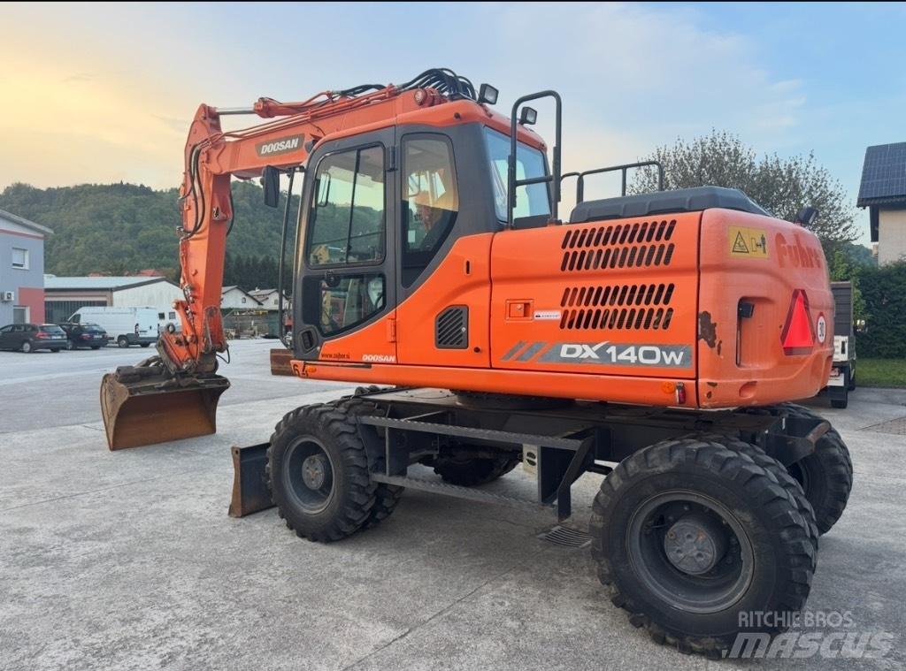 Doosan DX 140 W Bagri na kolesih