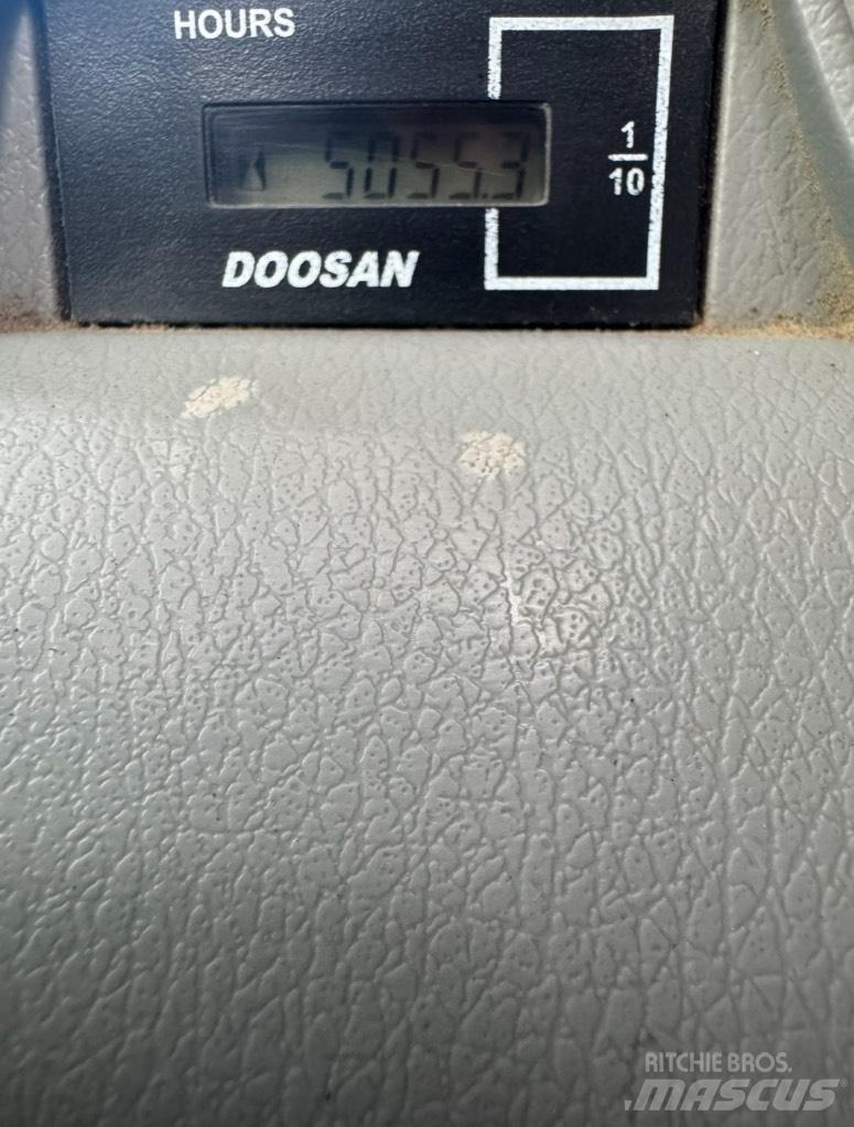 Doosan DX 140 W Bagri na kolesih