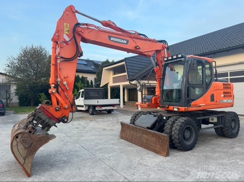 Doosan DX 140 W Bagri na kolesih