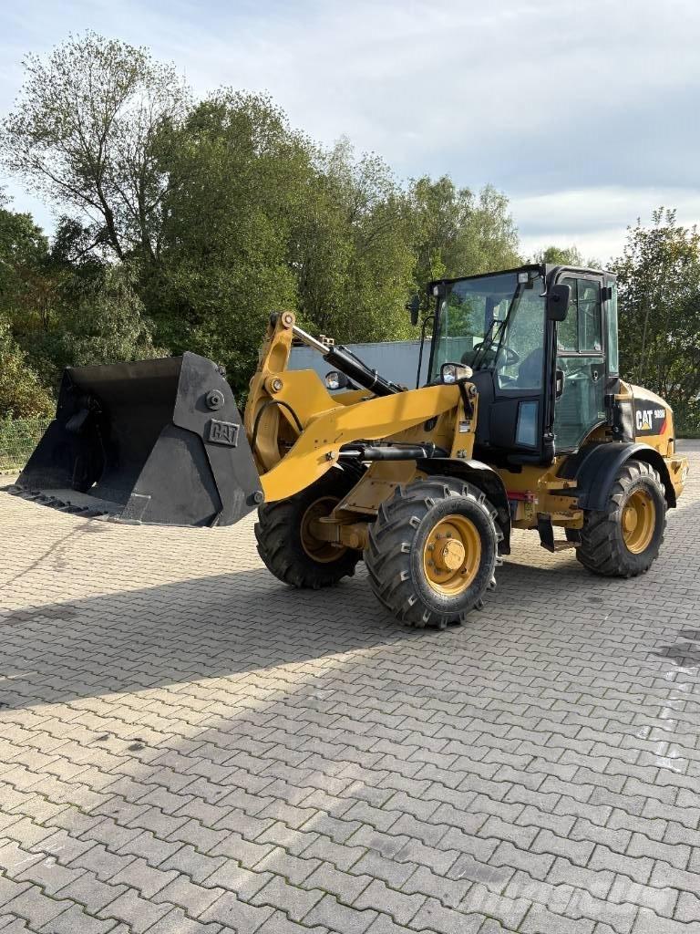 CAT 908M Kolesni nakladalci