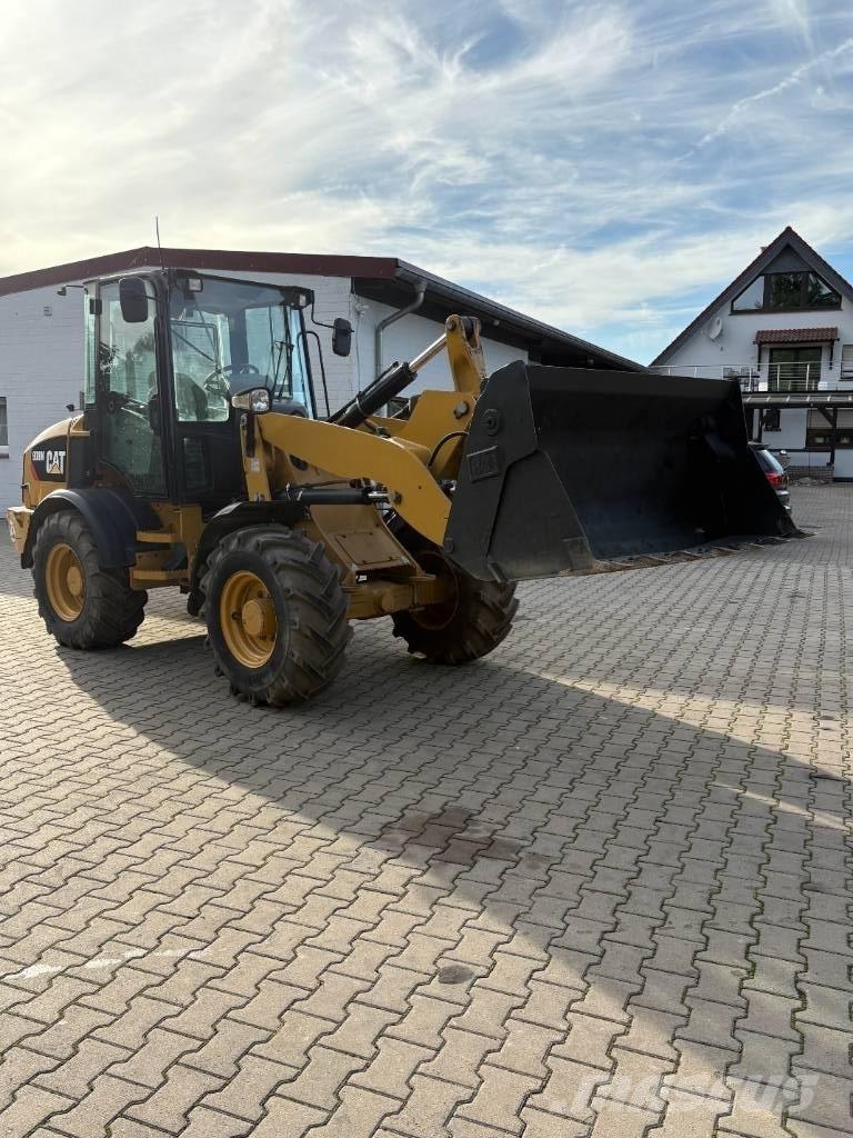 CAT 908M Kolesni nakladalci