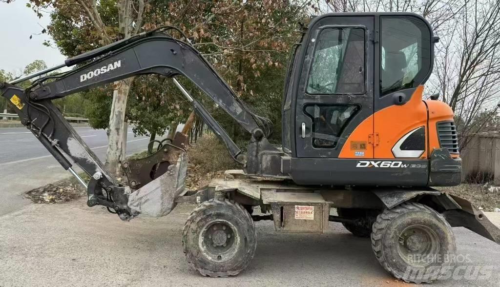 Doosan DX 60 Bagri na kolesih