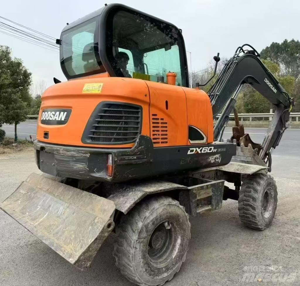 Doosan DX 60 Bagri na kolesih