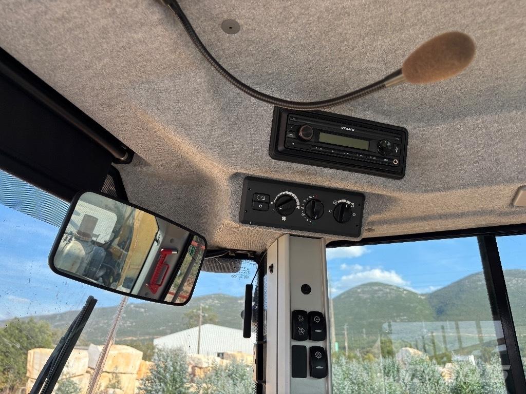 Volvo L 260 H Kolesni nakladalci
