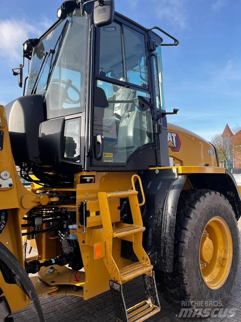 CAT 910 Kolesni nakladalci