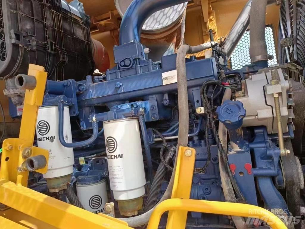 CAT 660D Kolesni nakladalci