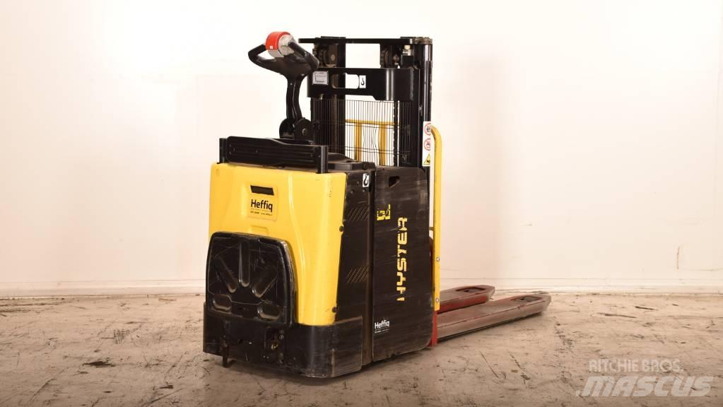 Hyster P2.0SD Električni nizko dvižni viličar s stojiščem