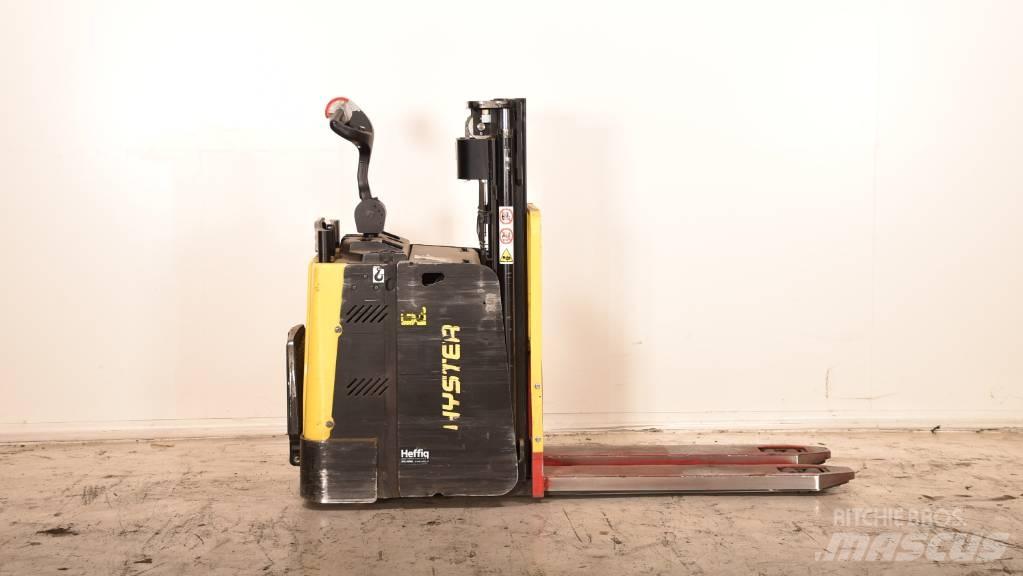Hyster P2.0SD Električni nizko dvižni viličar s stojiščem