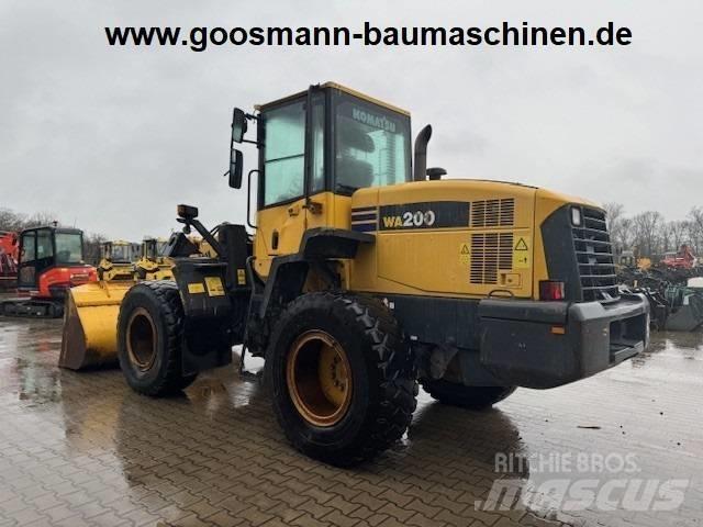Komatsu WA 200 Kolesni nakladalci