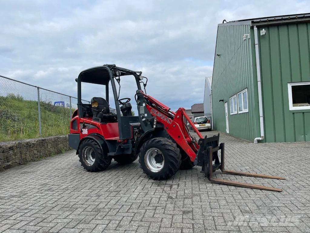 Mustang AL306 Kolesni Buldožerji