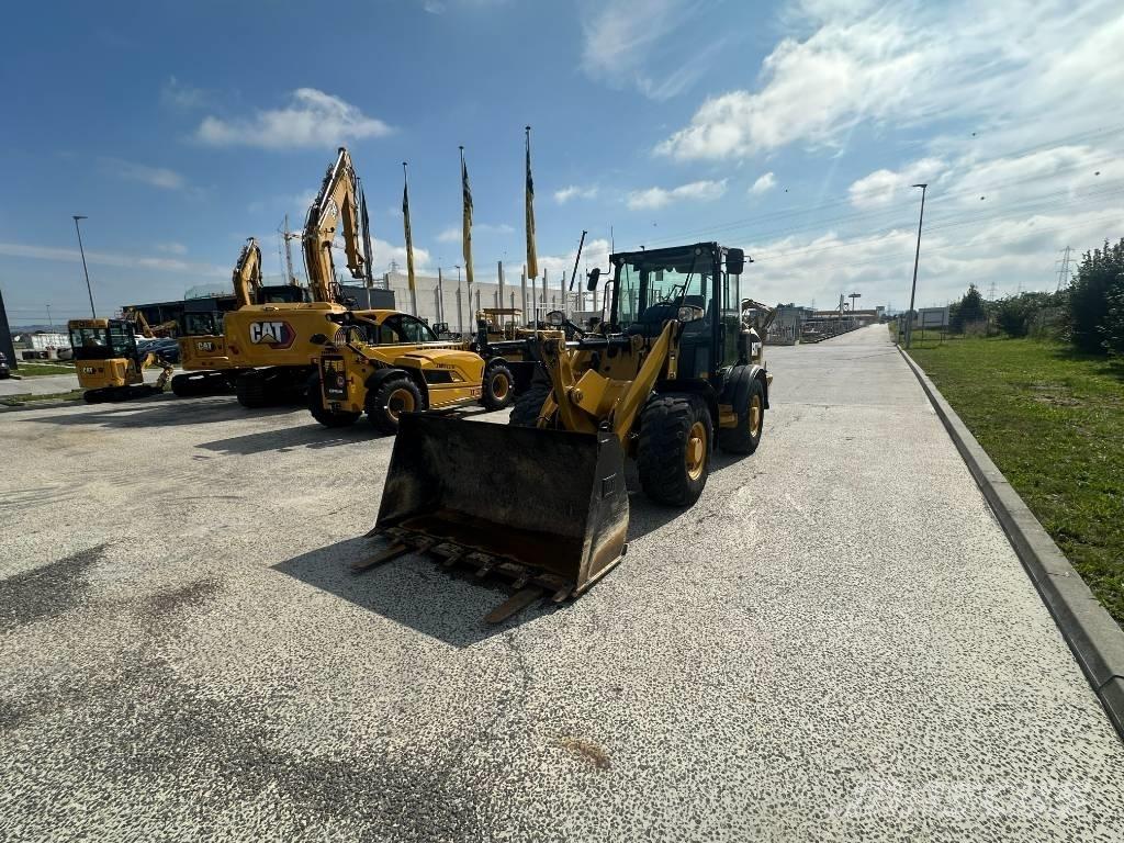CAT 906 M Kolesni nakladalci
