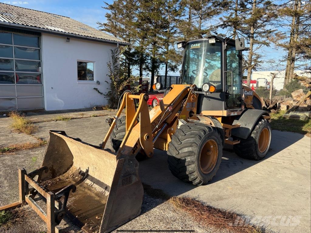 CASE 321 E Kolesni nakladalci