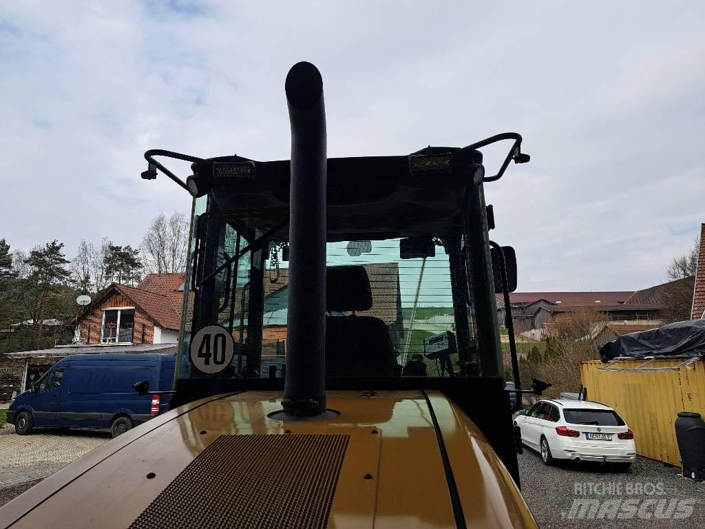 CAT 910 Kolesni nakladalci
