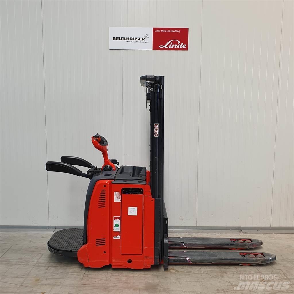 Linde D12AP Ročni električni viličar