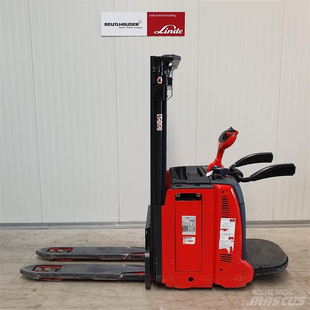 Linde D12AP Ročni električni viličar