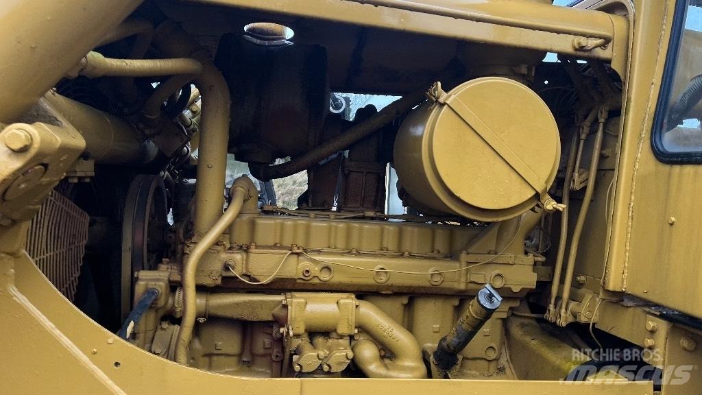 CAT D7 with ripper Buldožerji goseničarji
