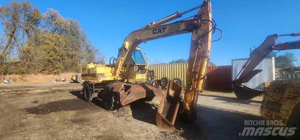 CAT 212 Bagri na kolesih