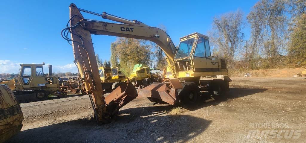 CAT 212 Bagri na kolesih