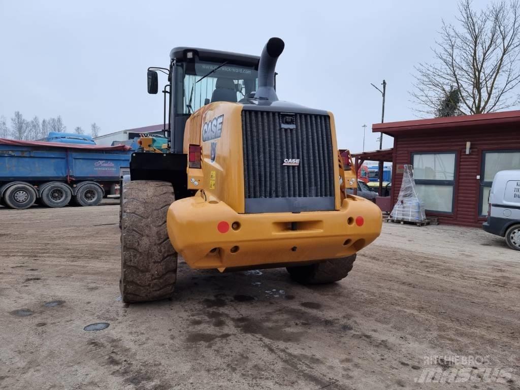 CASE 821 F Kolesni nakladalci
