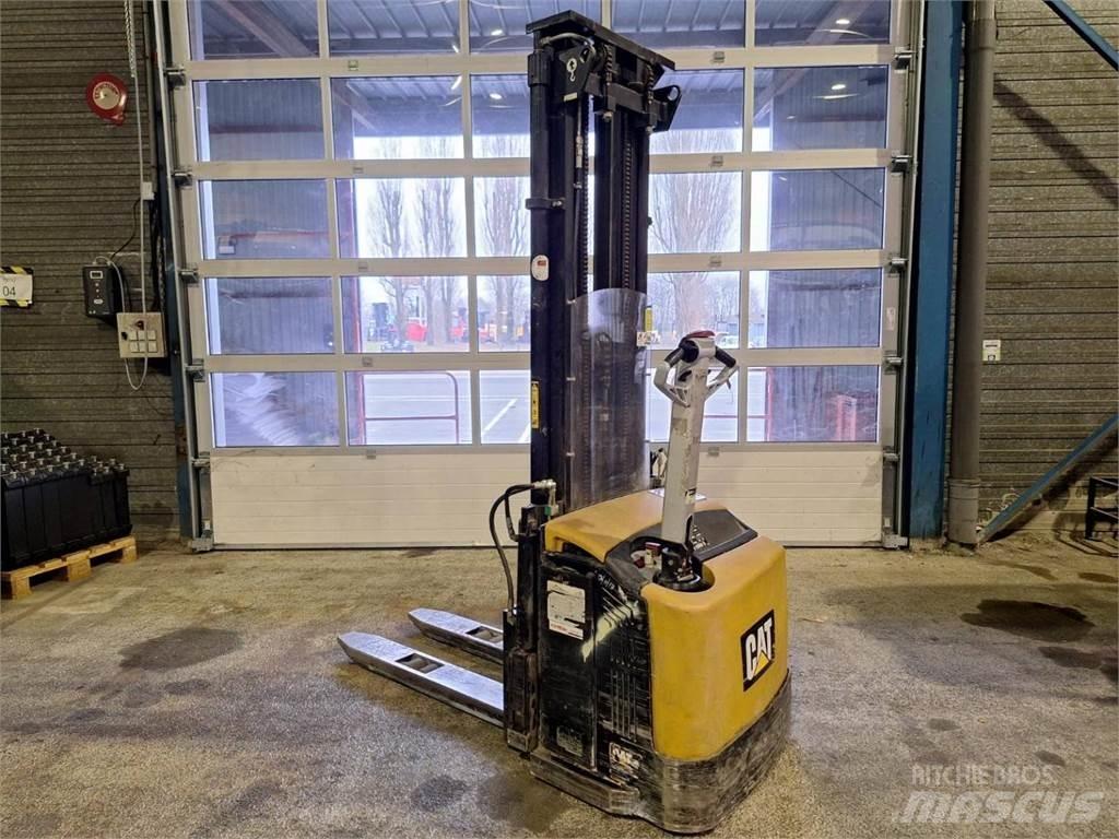 CAT NSP16N Ročni električni viličar