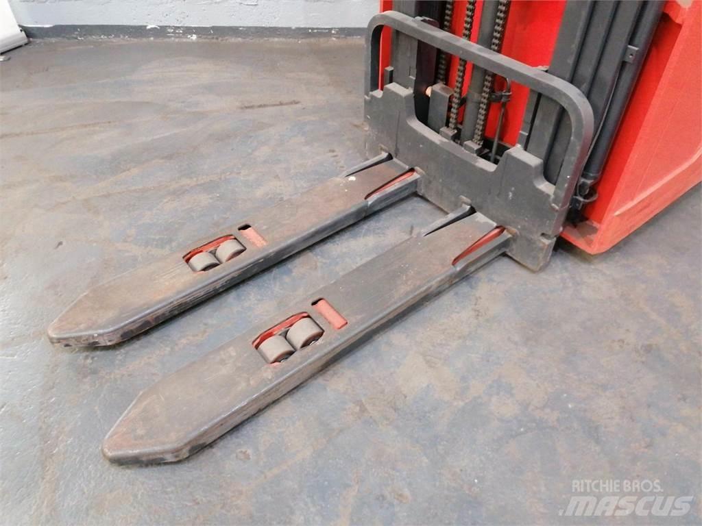 Fenwick L12 Samopogonski ročni viličarji