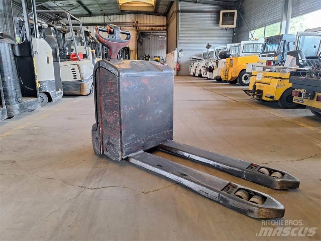 Fenwick T18 Ročni električni viličar
