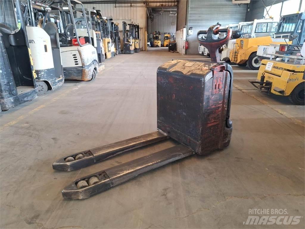 Fenwick T18 Ročni električni viličar