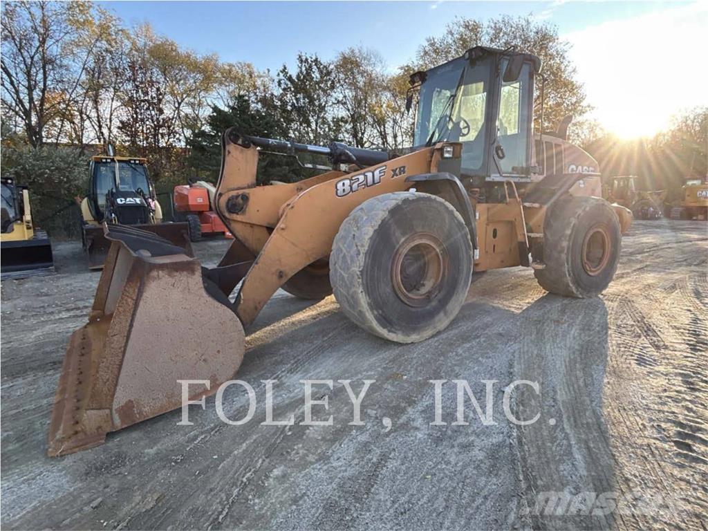 CASE 821F Kolesni nakladalci