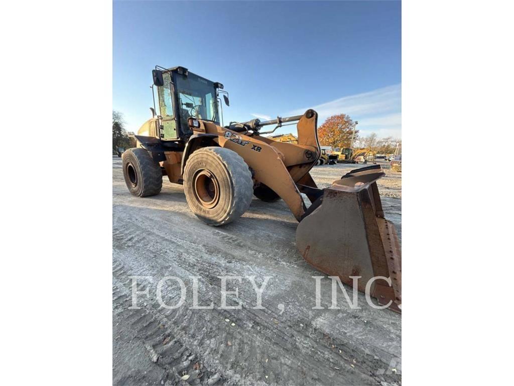 CASE 821F Kolesni nakladalci