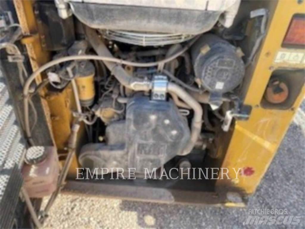 CAT 226D3 Skid steer mini nakladalci