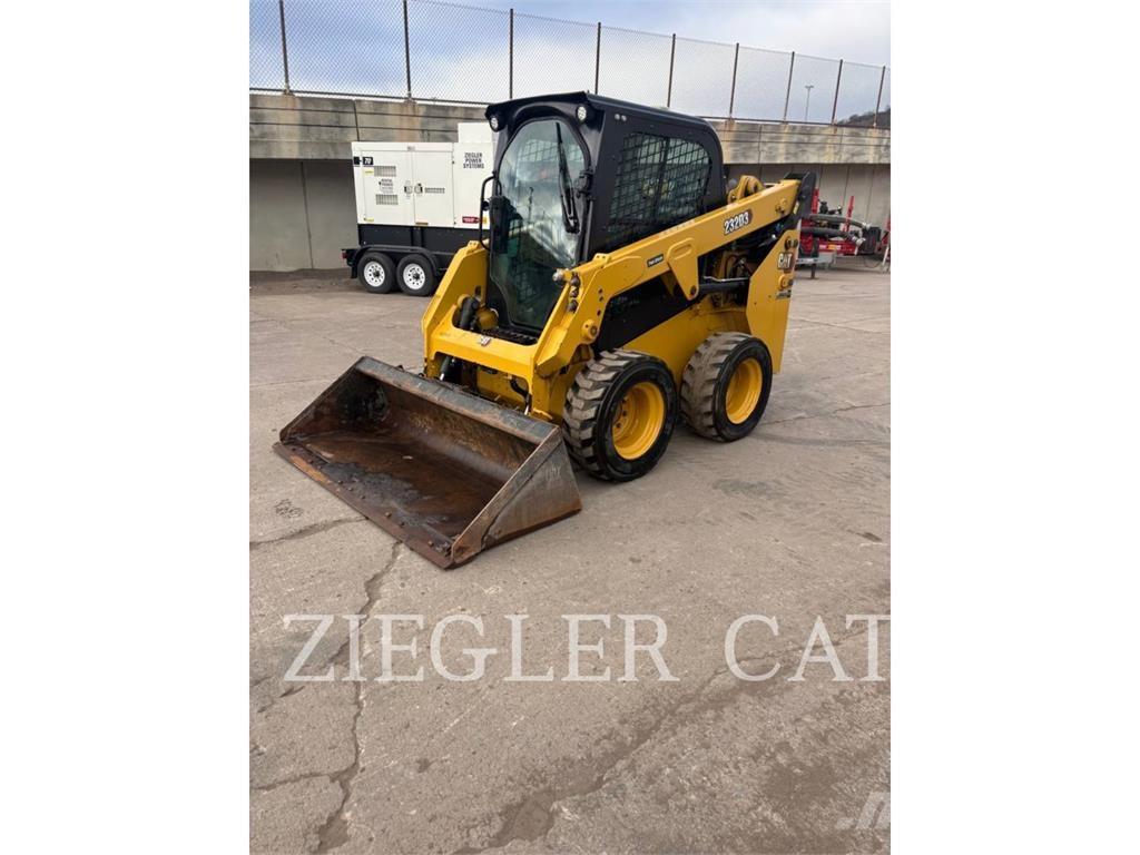 CAT 232D3 Skid steer mini nakladalci