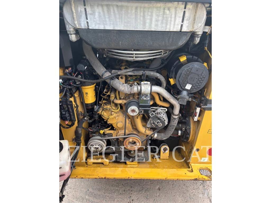 CAT 232D3 Skid steer mini nakladalci