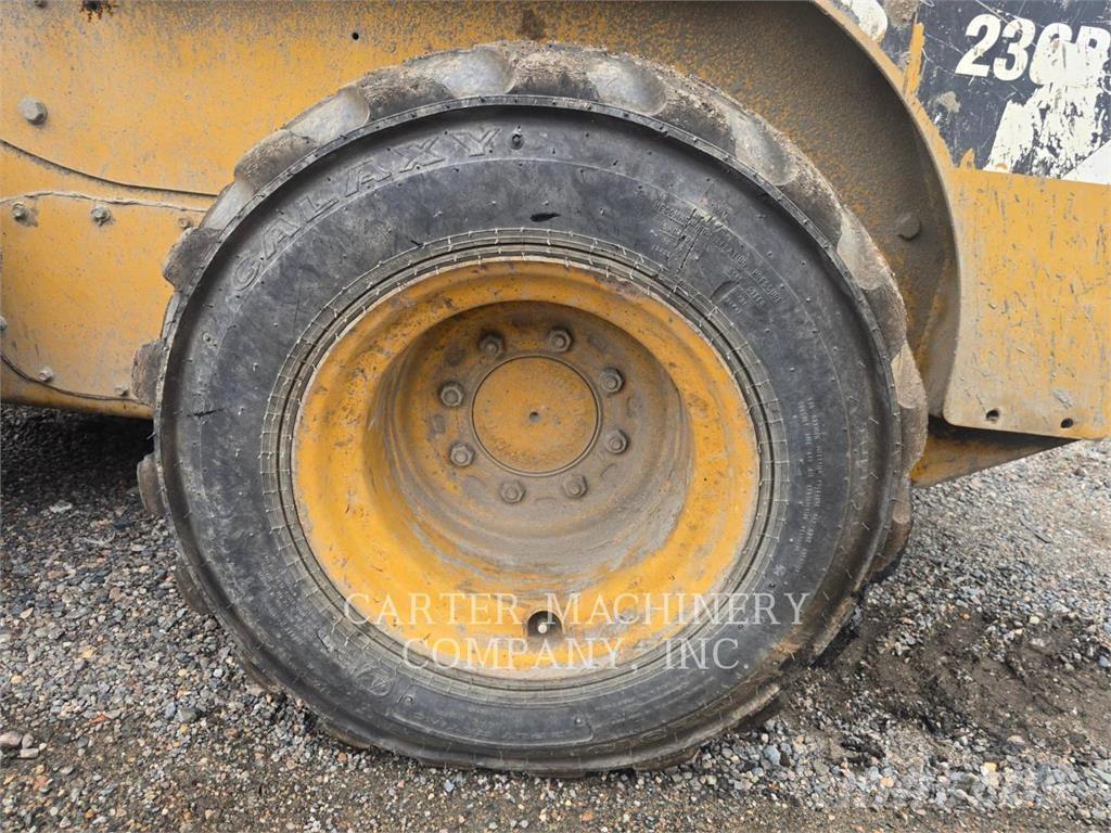 CAT 236 B SERIES 3 Skid steer mini nakladalci
