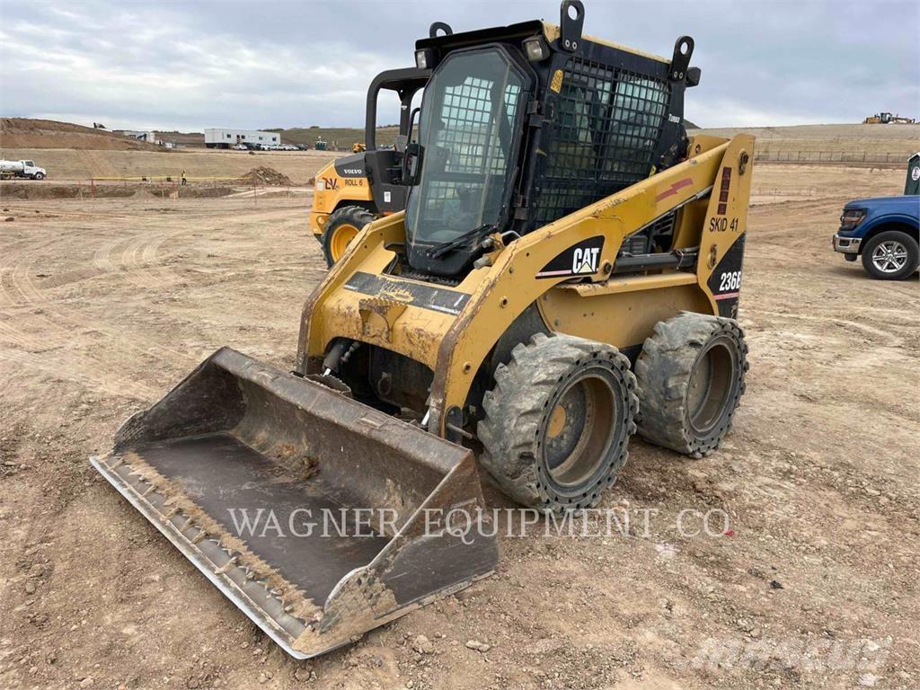 CAT 236B Skid steer mini nakladalci