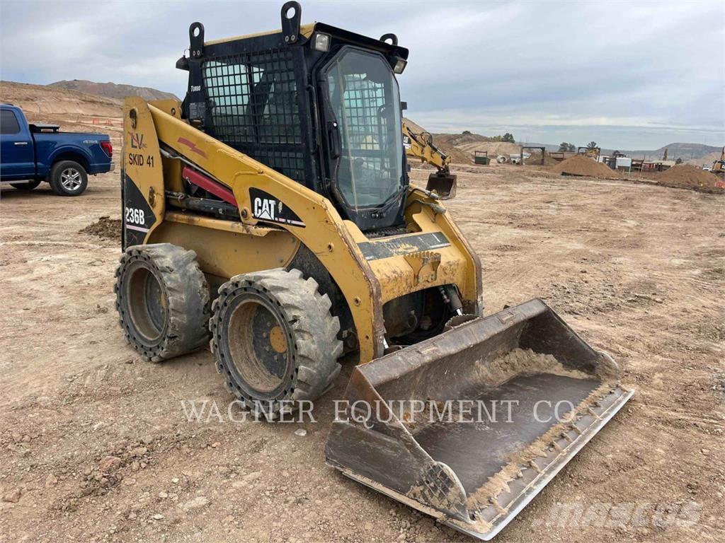 CAT 236B Skid steer mini nakladalci
