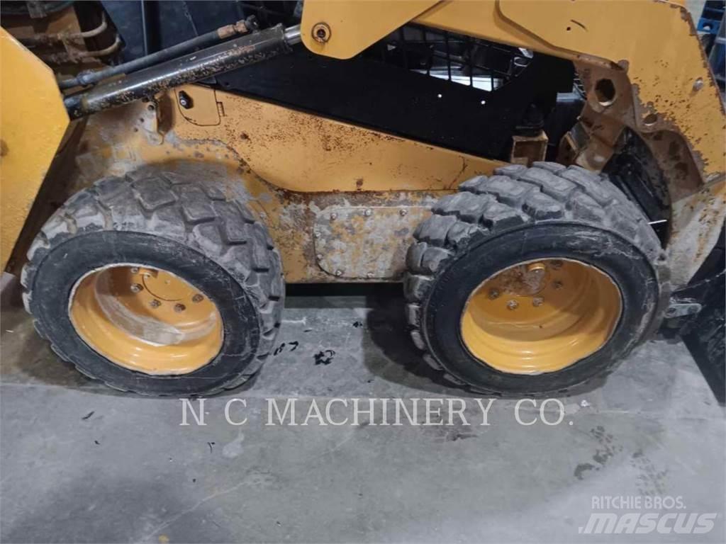 CAT 236D H2CN Skid steer mini nakladalci