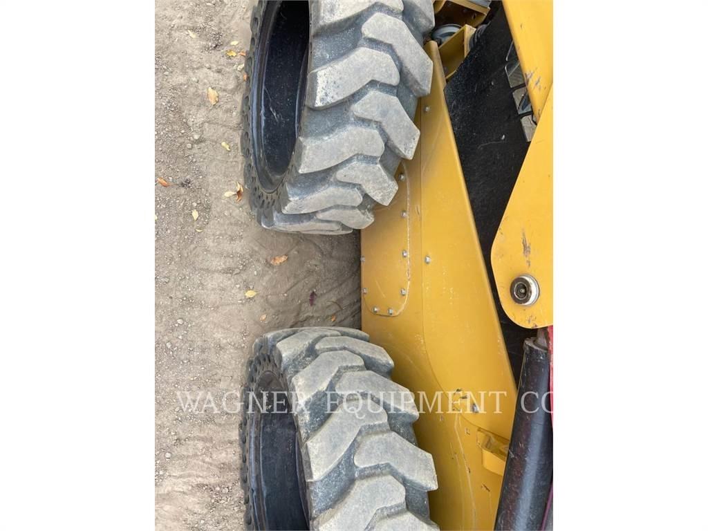 CAT 236D3 Skid steer mini nakladalci