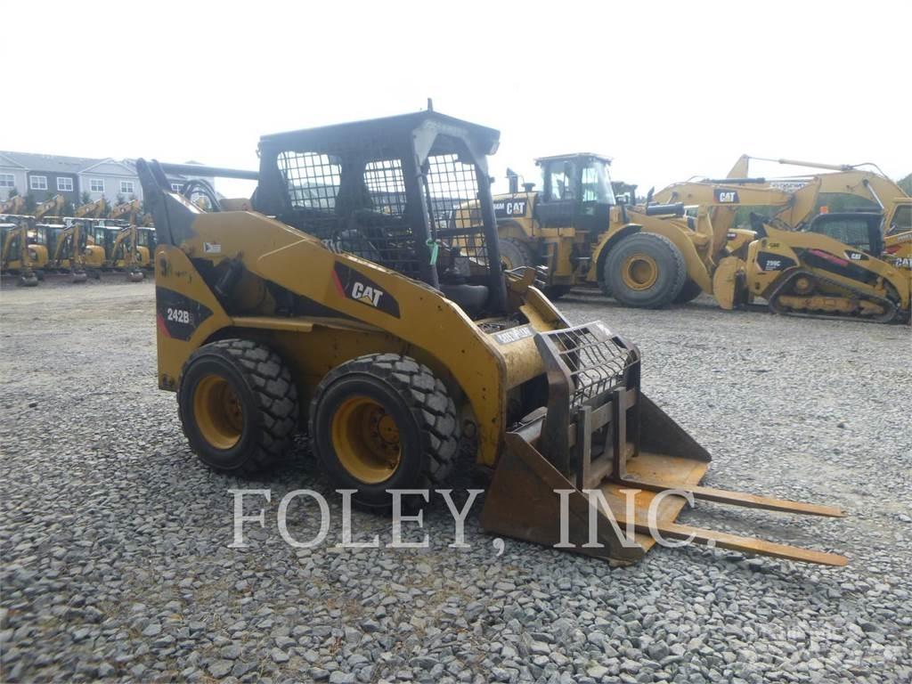 CAT 242B3 Skid steer mini nakladalci