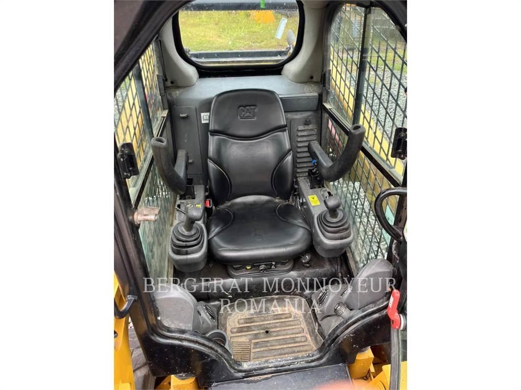 CAT 242D Skid steer mini nakladalci