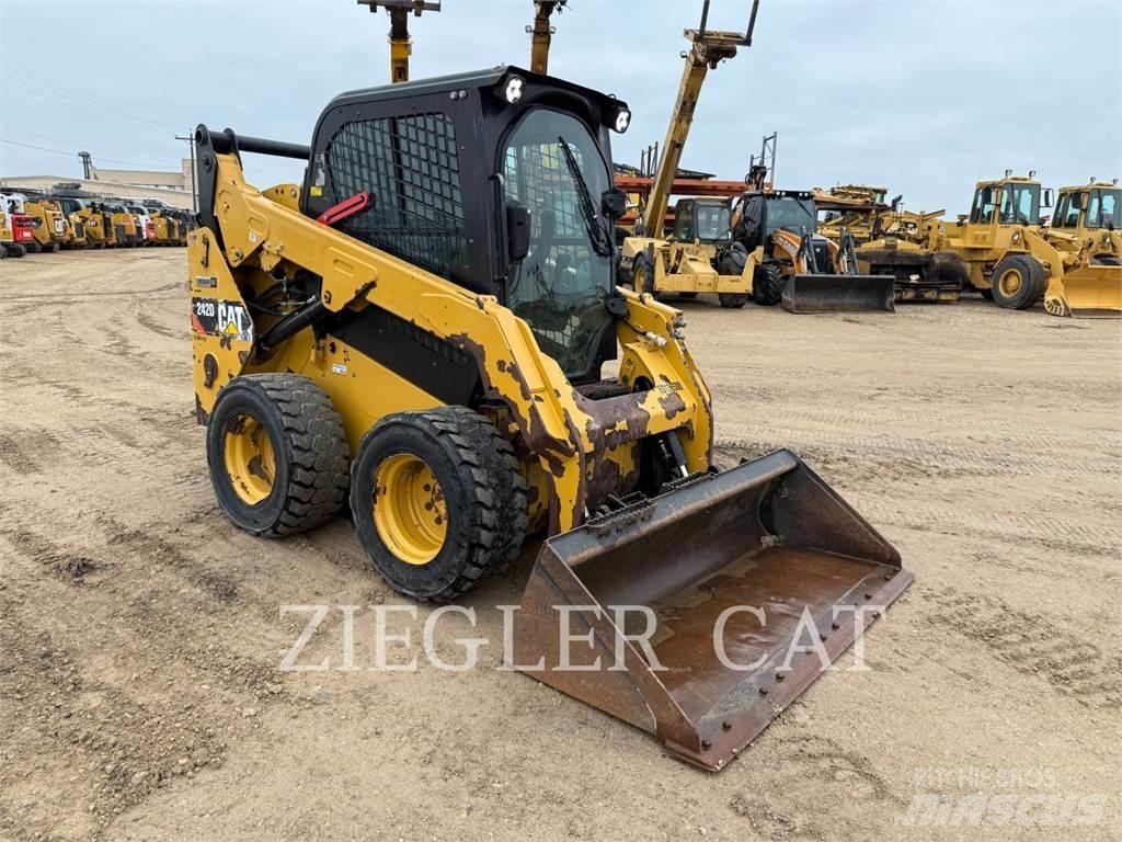 CAT 242D Skid steer mini nakladalci