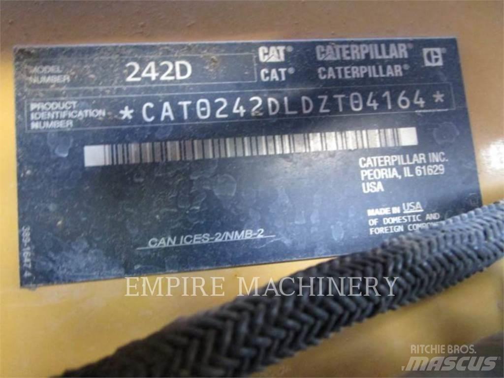 CAT 242D Skid steer mini nakladalci
