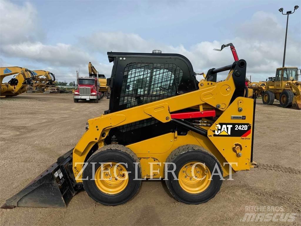 CAT 242D Skid steer mini nakladalci