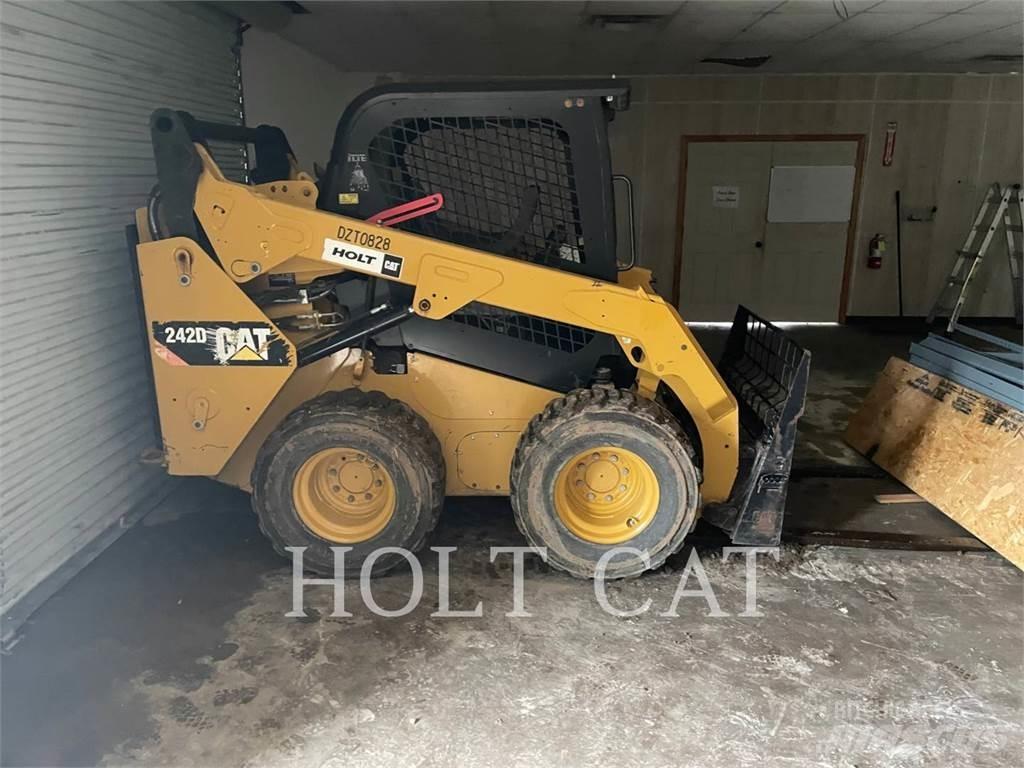 CAT 242D Skid steer mini nakladalci