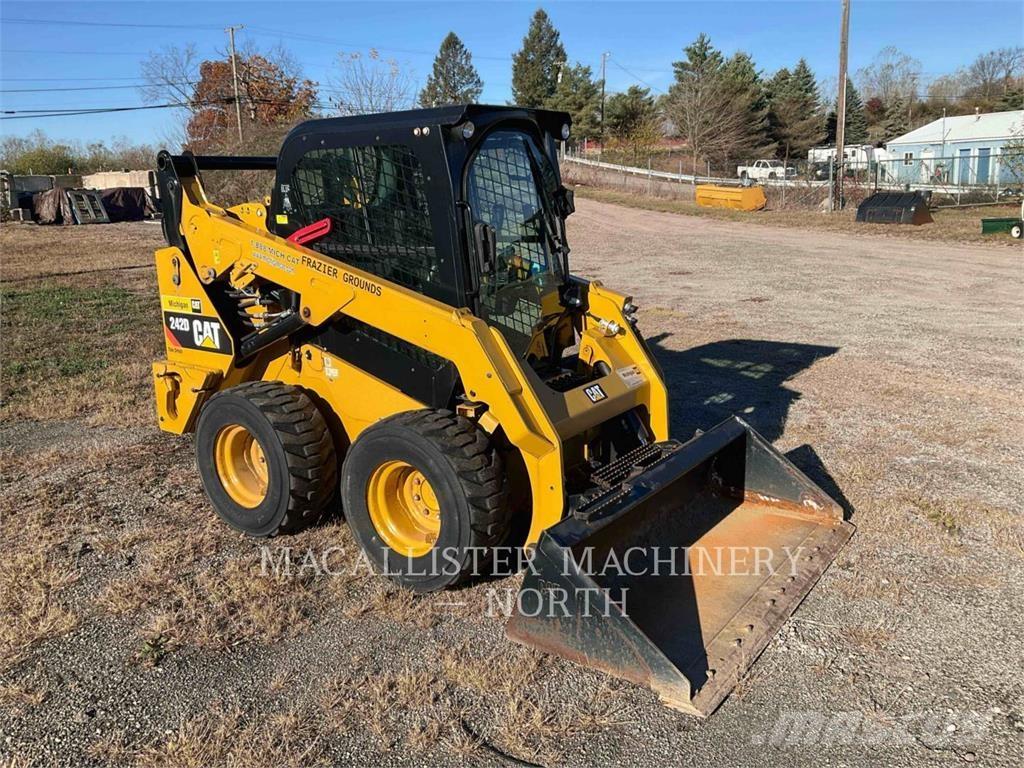 CAT 242D Skid steer mini nakladalci