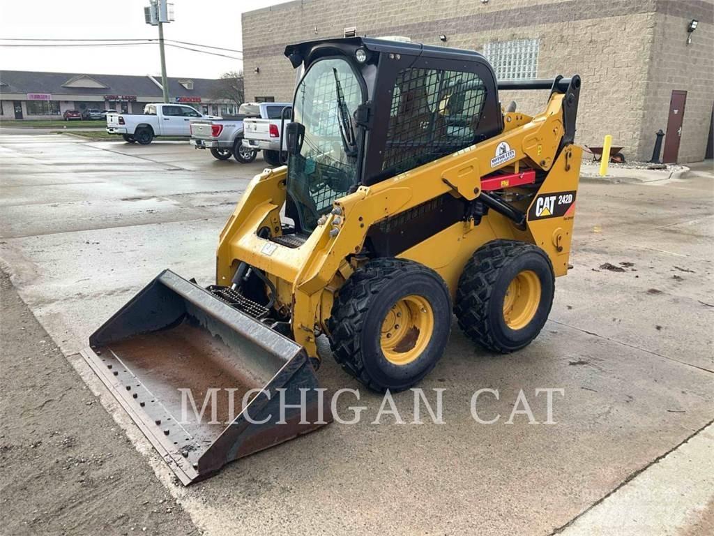 CAT 242D A2Q Skid steer mini nakladalci
