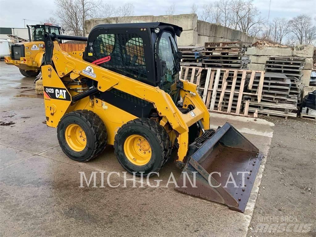 CAT 242D A2Q Skid steer mini nakladalci