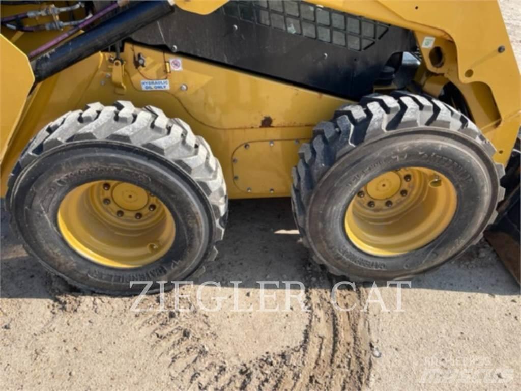 CAT 242D3 Skid steer mini nakladalci